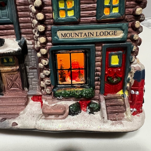 LIGHTED PORCELAIN MINI CHRISTMAS "MOUNTAIN LODGE" - Picture 7 of 9